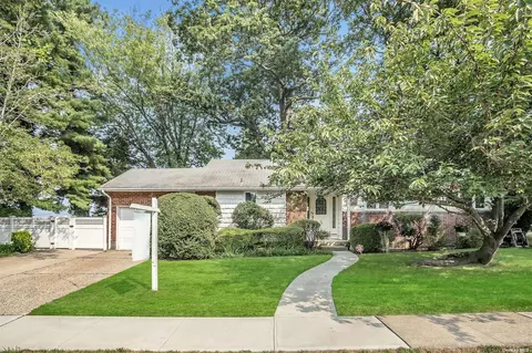 105 Ira Rd, Syosset, NY 11791