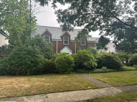 37 Connecticut Ave, Freeport, NY 11520