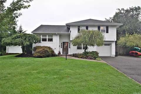 2 Maywood Pl, Kings Park, NY 11754