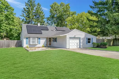 19 Slate Ln, Islandia, NY 11749