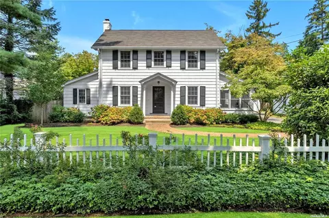 11 Amherst Ct, Huntington, NY 11743