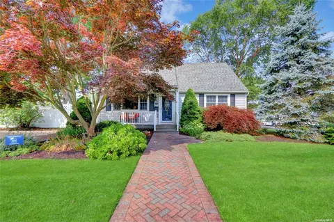 456 Renee Dr, Bayport, NY 11705