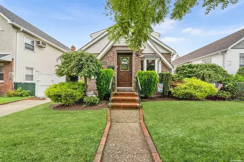 174-53 Pidgeon Meadow Rd, Fresh Meadows, NY 11365