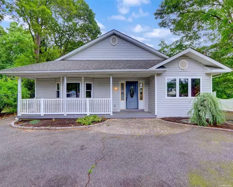 141 Monroe St, Mastic, NY 11950