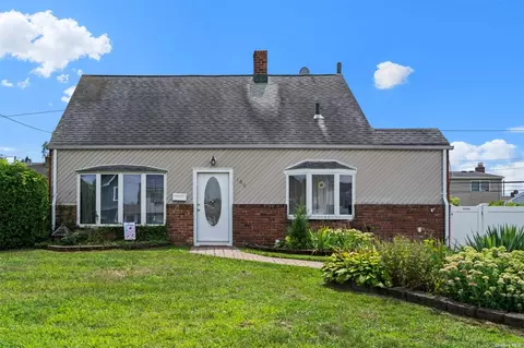 106 Prairie Ln, Levittown, NY 11756
