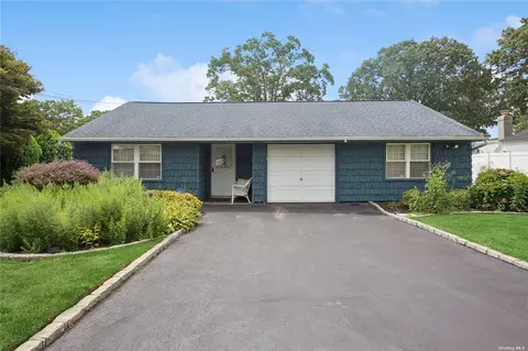 32 Biscayne Dr, Selden, NY 11784
