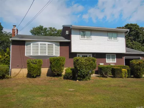 16 Greentree Dr, Oakdale, NY 11769