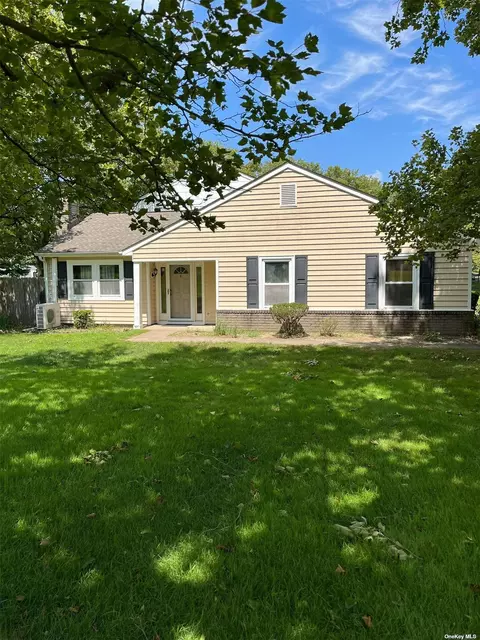 4 Vicksburg Ct, Coram, NY 11727