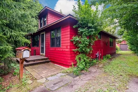 20 3rd Ave, East Islip, NY 11730