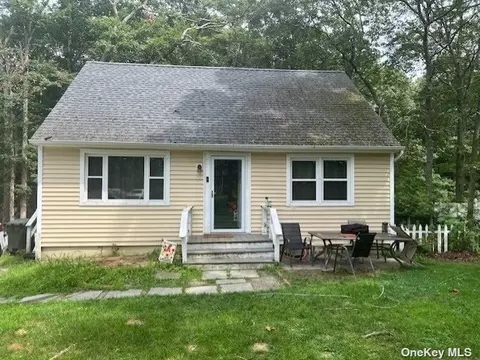 304 Oak Ave, Flanders, NY 11901