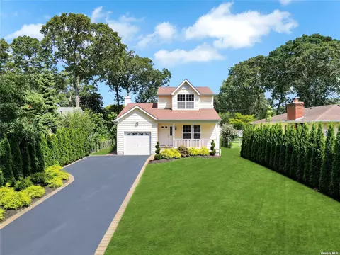 87 Maplewood Ave, Selden, NY 11784