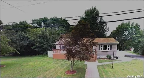 26 Ludlam St, Huntington Station, NY 11746