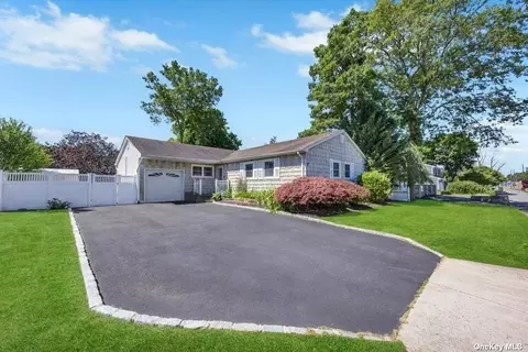 384 Poulsen St, Holbrook, NY 11741