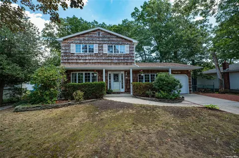 25 Mohican Ave, Ronkonkoma, NY 11779