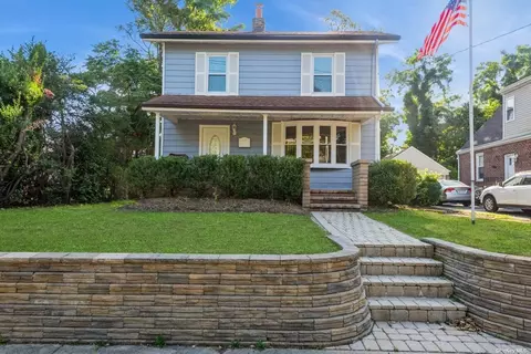 34 Saint Marks Pl, Roslyn Heights, NY 11577