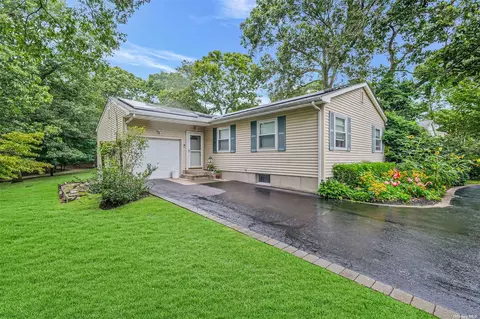 11 Robinson Ave, Medford, NY 11763