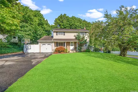 33 Balsam Ln, Commack, NY 11725