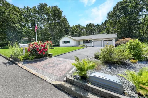 8 Eileen Ln, Manorville, NY 11949