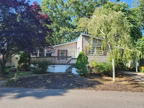 1661 Old Country Rd #6, Riverhead, NY 11901