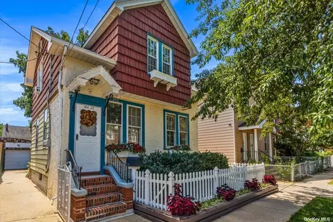 164-28 77th Rd, Fresh Meadows, NY 11366