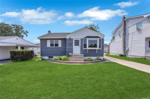 549 N Monroe Ave, Lindenhurst, NY 11757