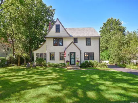 18 Bayside Ave, Port Washington, NY 11050