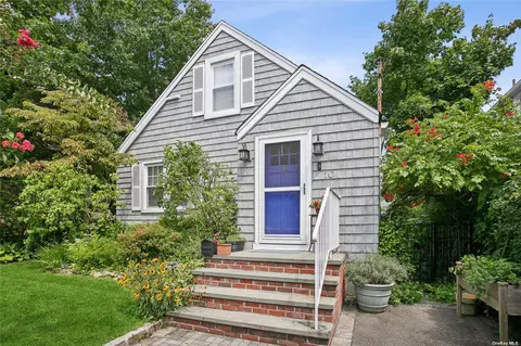 10 Boxwood Rd, Port Washington, NY 11050