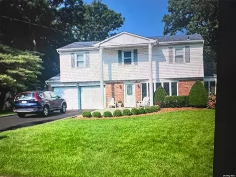 70 Woodview Ln, Centereach, NY 11720