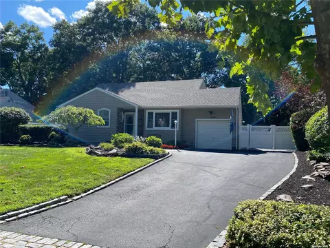 12 Sybil Pl, Smithtown, NY 11787