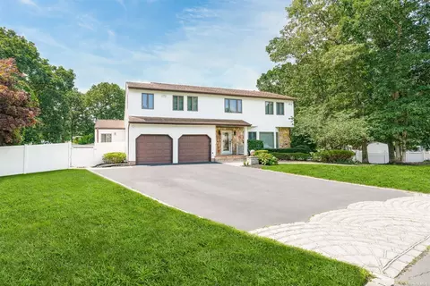 18 Borman Ct, Ronkonkoma, NY 11779