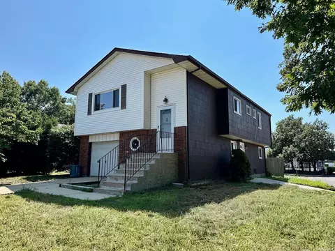 2 Babcock Ave, Ronkonkoma, NY 11779