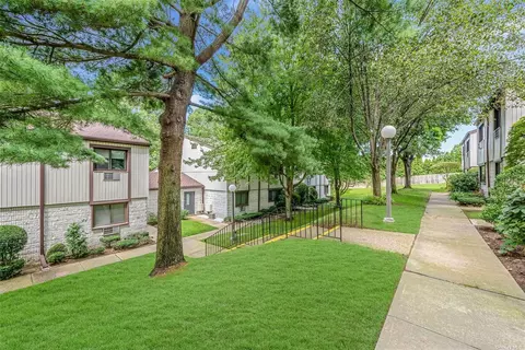 95 Richmond Blvd #4A, Ronkonkoma, NY 11779