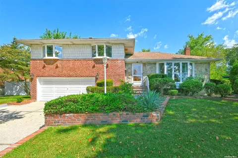 23 Schoenfield Ln, Melville, NY 11747