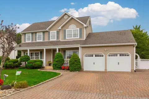 10 Mayflower Ln, Holtsville, NY 11742