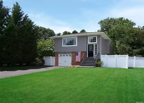 2176 Louis Kossuth Ave, Ronkonkoma, NY 11779