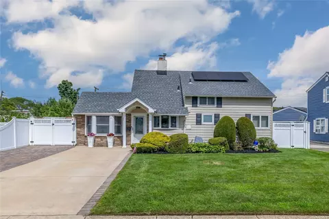 5 Disc Ln, Wantagh, NY 11793