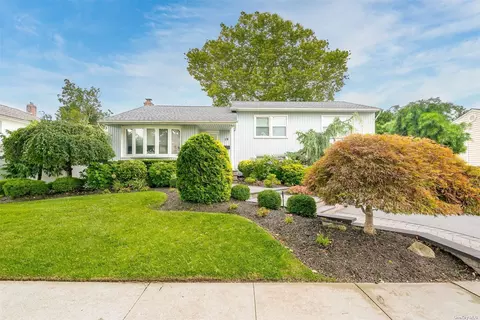 19 Eaton Rd, Syosset, NY 11791