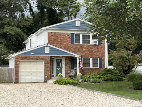 60 Smith St, Ronkonkoma, NY 11779