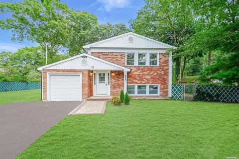 418 Auborn Ave, Shirley, NY 11967