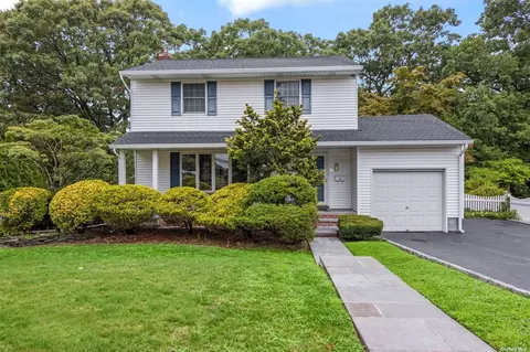 8 Schuyler Dr, Commack, NY 11725