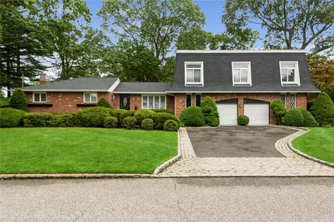 2 Warwick Ln, Bay Shore, NY 11706