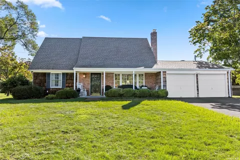7 Hadley Ct, Stony Brook, NY 11790