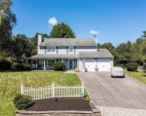 21 Badger Rd, Manorville, NY 11949
