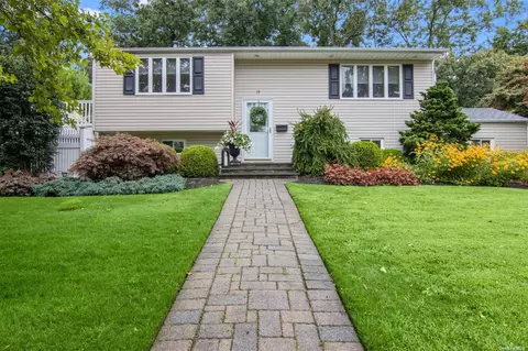 19 Phyllis Dr, East Northport, NY 11731