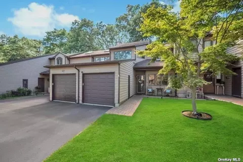 49 Jeremy Cir #49, Nesconset, NY 11767
