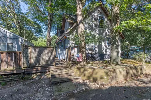 60 Woodcliff Trl, Baiting Hollow, NY 11933