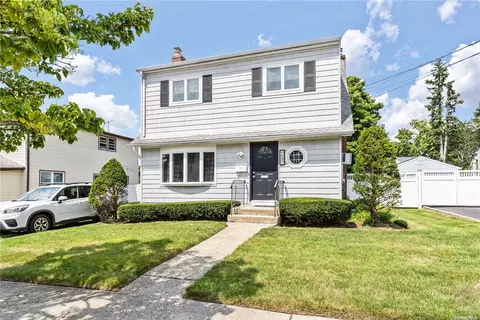 697 Riverside Ave, Baldwin, NY 11510