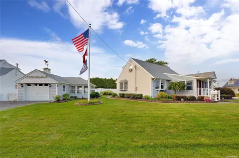 125 Lockwood Ave, Farmingdale, NY 11735