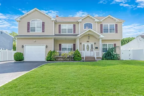 759 S Walnut St, Lindenhurst, NY 11757