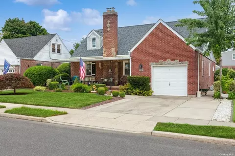 1621 Gilford Ave, New Hyde Park, NY 11040